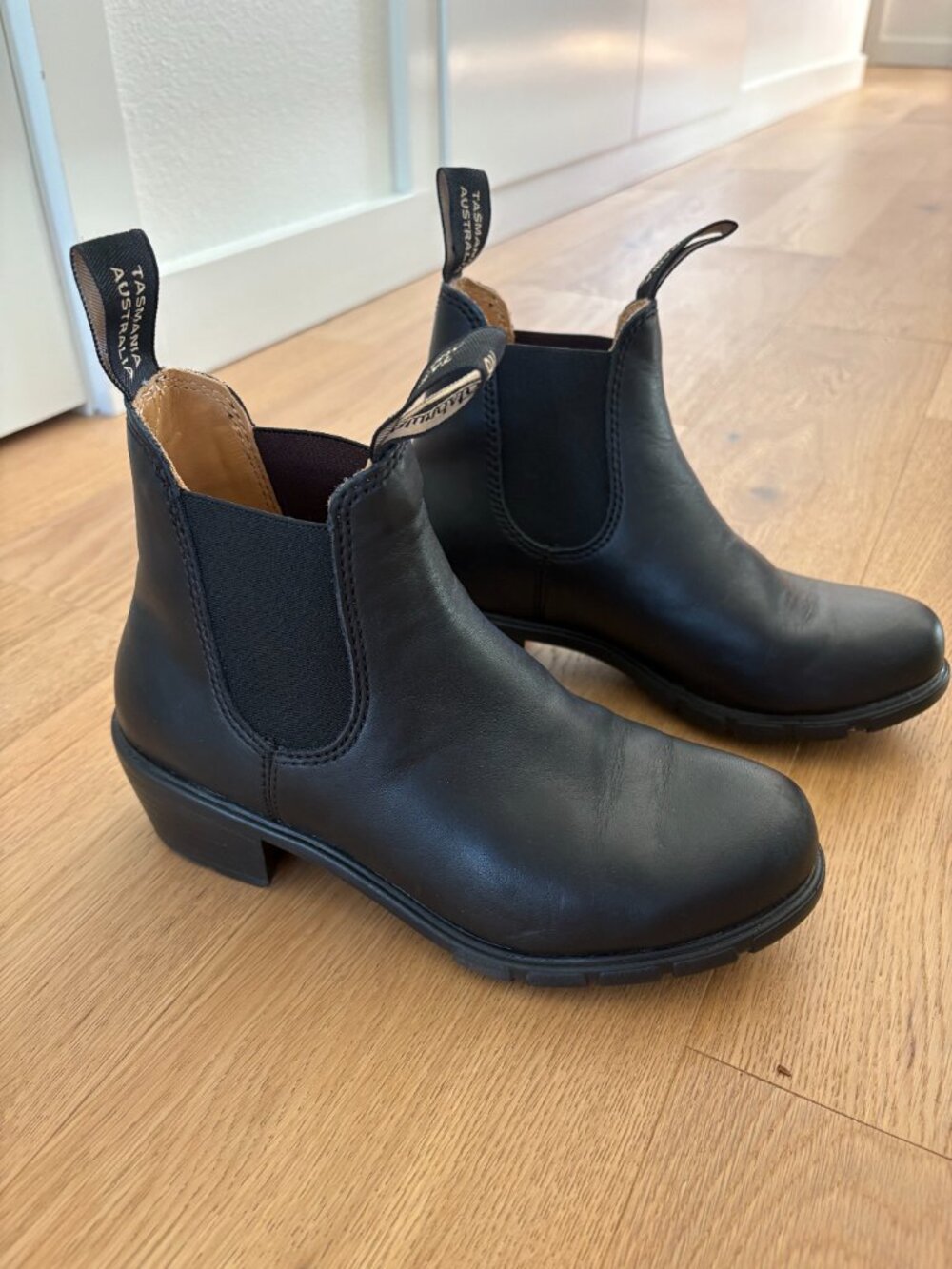 Size 7.5 Blundstone Women's Series #1671 Heeled Chelsea Boot in Black